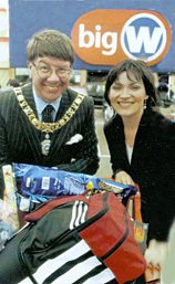 Television superstar Lorraine Kelly opened the first Big W store in Edinburgh in May 1999, accompanied by the Lord Provost of Edinburgh, Eric Milligan