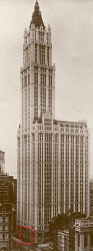 An early photo view of the Woolworth Building in Broadway Place, New York. The red box highlights the area shown in the more detailed photograph on the left